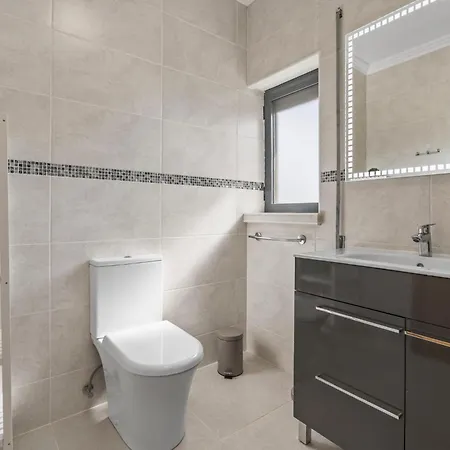 Steps To Marina, Beach, Town Appartamento