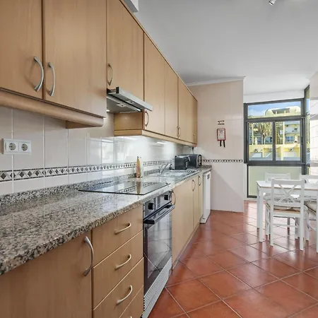 Apartamento Steps To Marina, Beach, Town