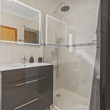 Apartamento Steps To Marina, Beach, Town