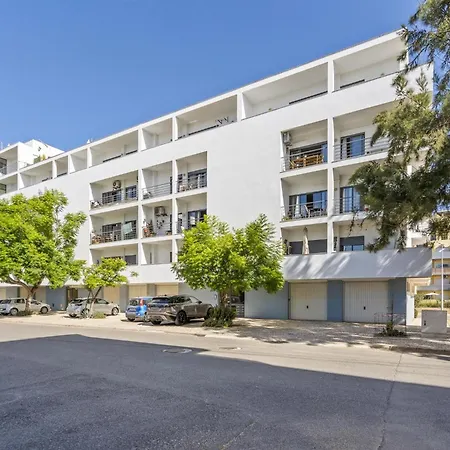 Apartamento Steps To Marina, Beach, Town