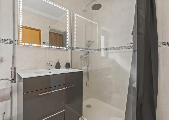 Apartamento Steps To Marina, Beach, Town