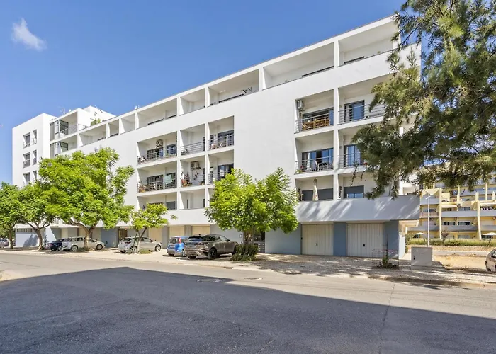 Apartment Steps To Marina, Beach, Town